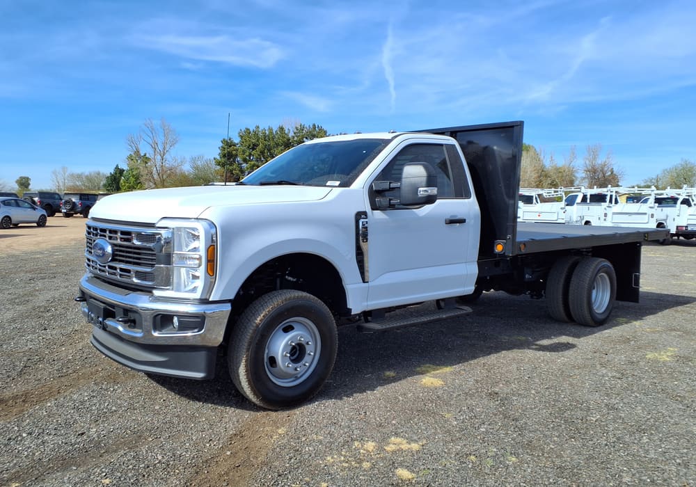 Dually pickup truck with flatbed body